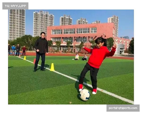 选手家属现场助威 举着“爸爸加油”横幅